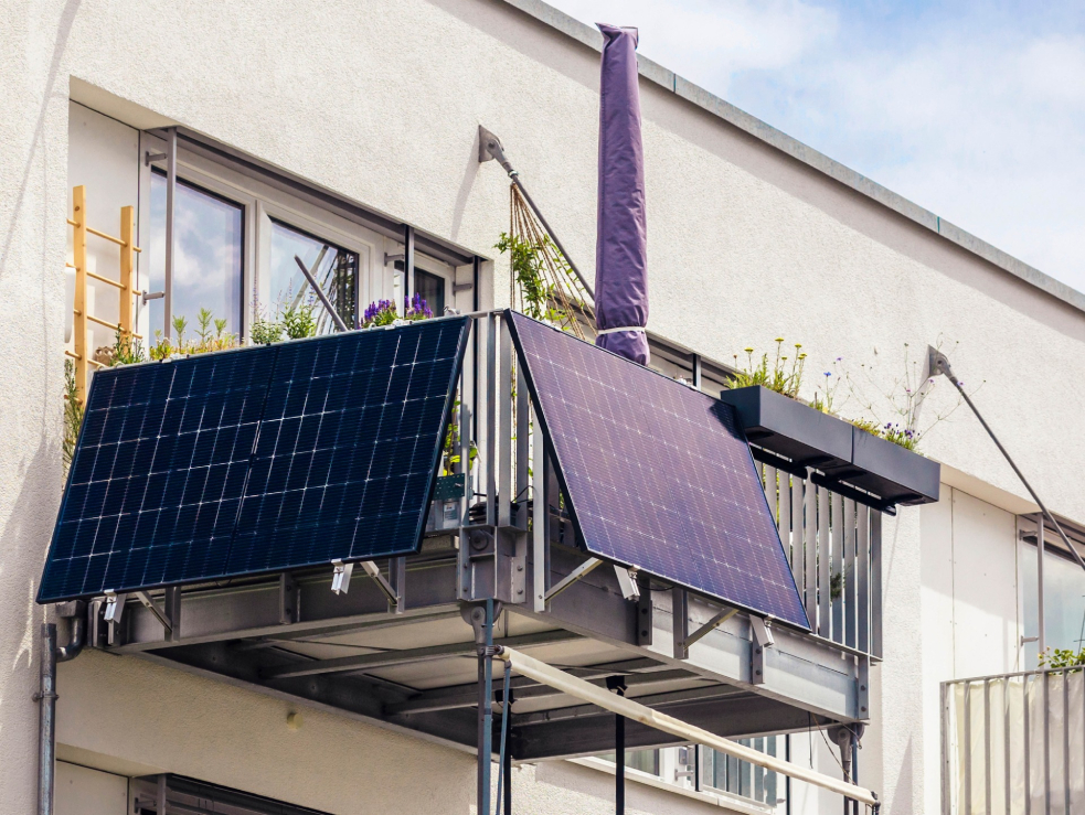 Bild einer Plug-&-Play-Photovoltaikanlage an einem Balkongeländer.