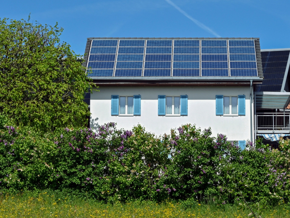 Haus mit einer Photovoltaikanlage auf dem Dach.